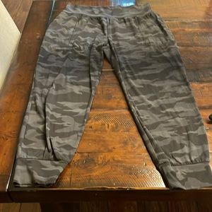 Athleta salutation camo joggers size XL